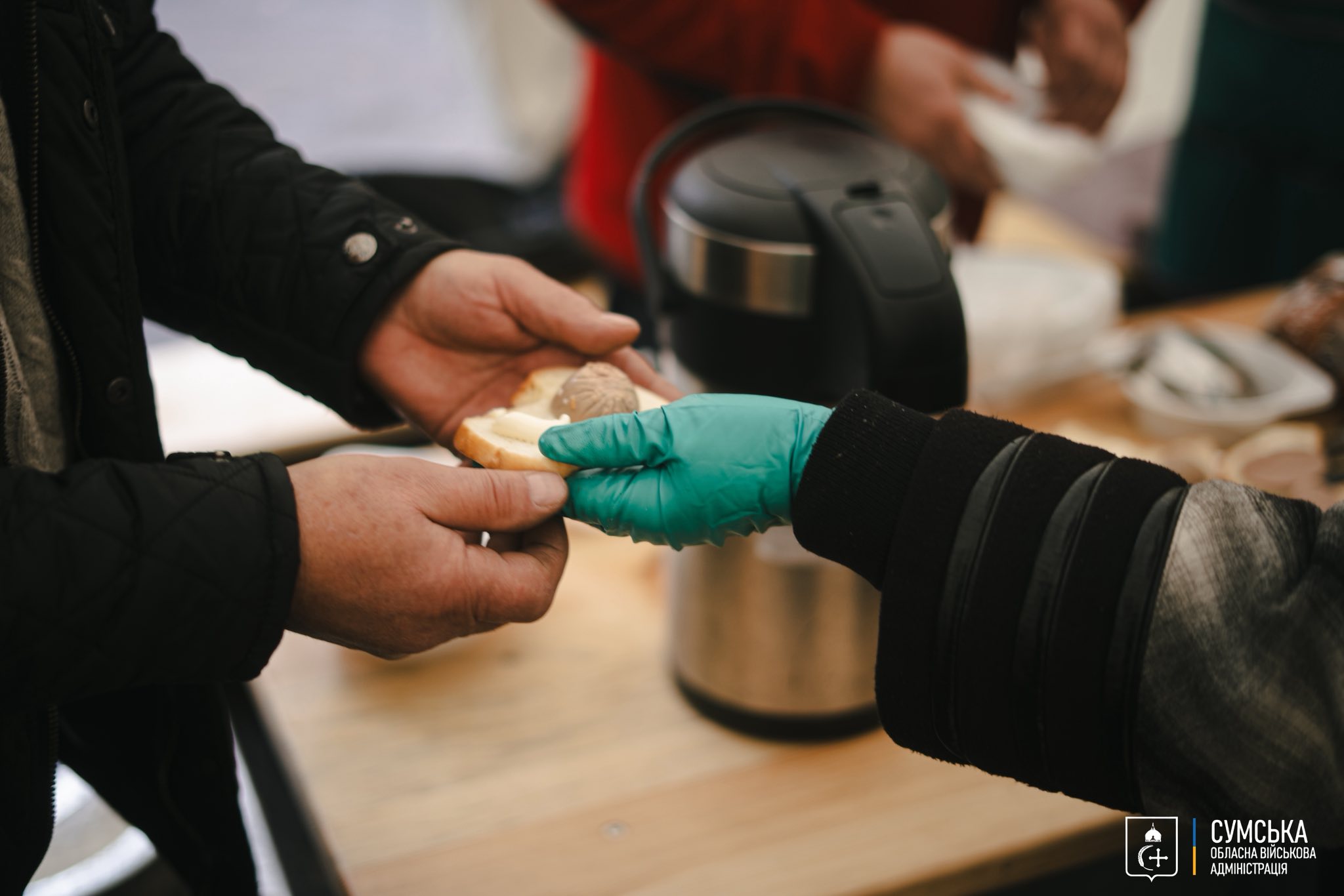 Ситуація у Шостці після обстрілу: працюють польові кухні, частина міста без світла - фото 5