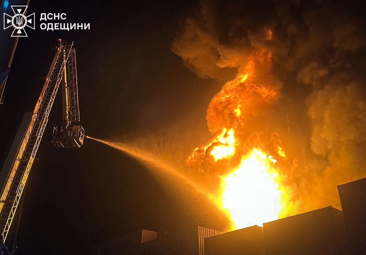У порту Одеси внаслідок обстрілу горіли контейнери з олією. Відео