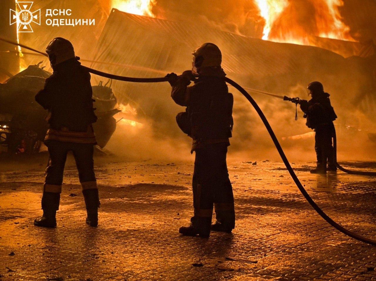 У порту Одеси внаслідок обстрілу горіли контейнери з олією. Відео - фото 2