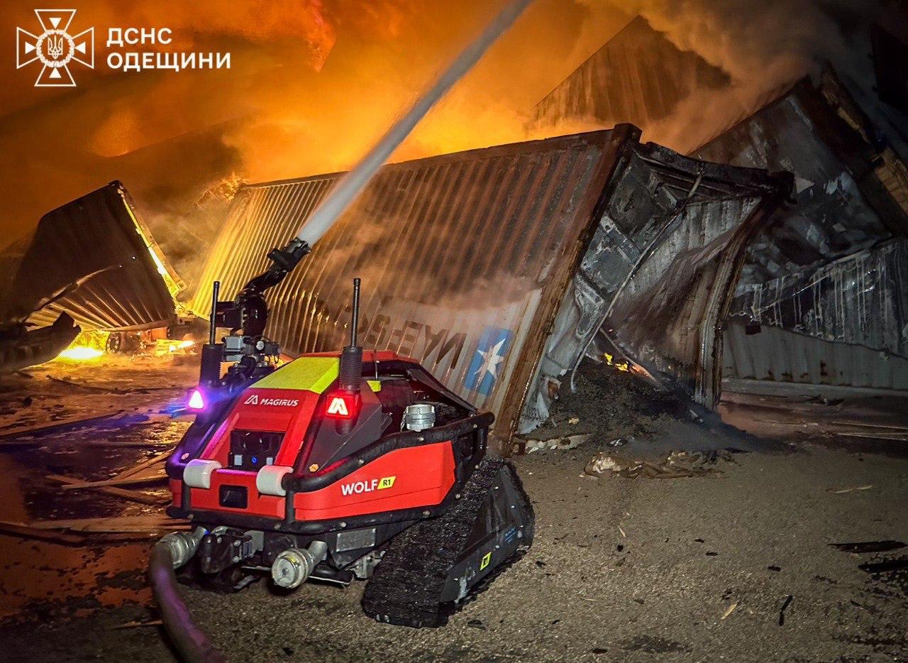У порту Одеси внаслідок обстрілу горіли контейнери з олією. Відео - фото 3
