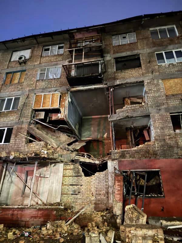 На Відрадному, у будинку, що пошкодив збитий «шахед», впали перекриття між поверхами - фото 2
