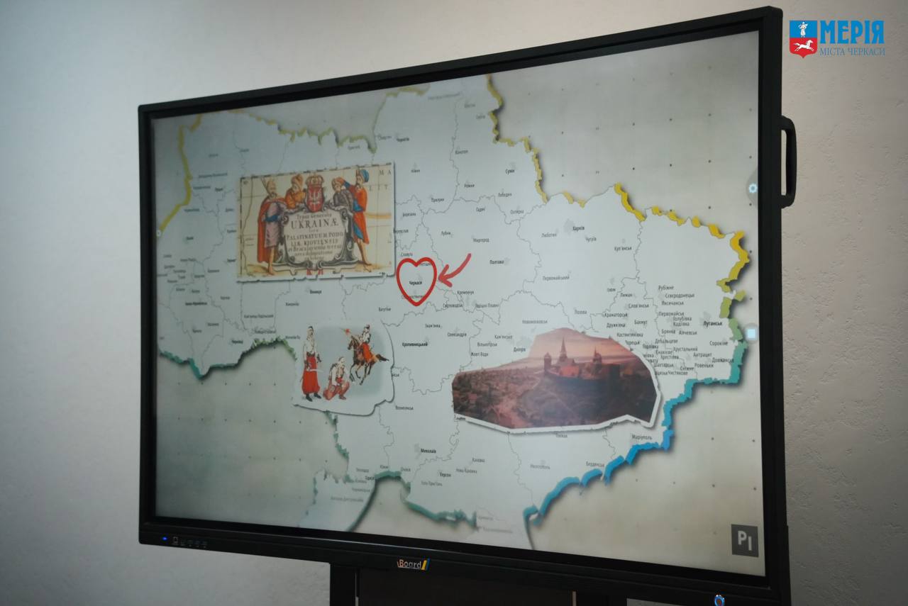 Черкаський вчитель отримав сертифікат на 50 тис. грн. – для розвитку навчального процесу