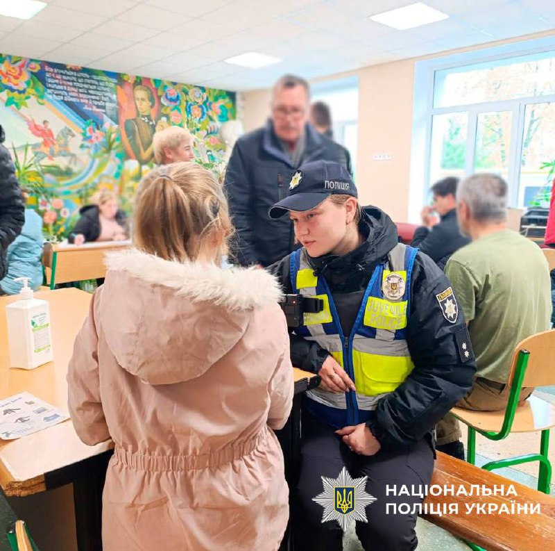 Поліцейські продовжують працювати на місці пошкодженого будинку у Печерському районі столиці - фото 2