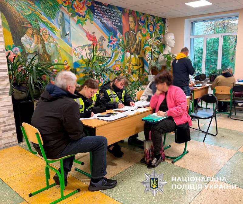 Поліцейські продовжують працювати на місці пошкодженого будинку у Печерському районі столиці - фото 3