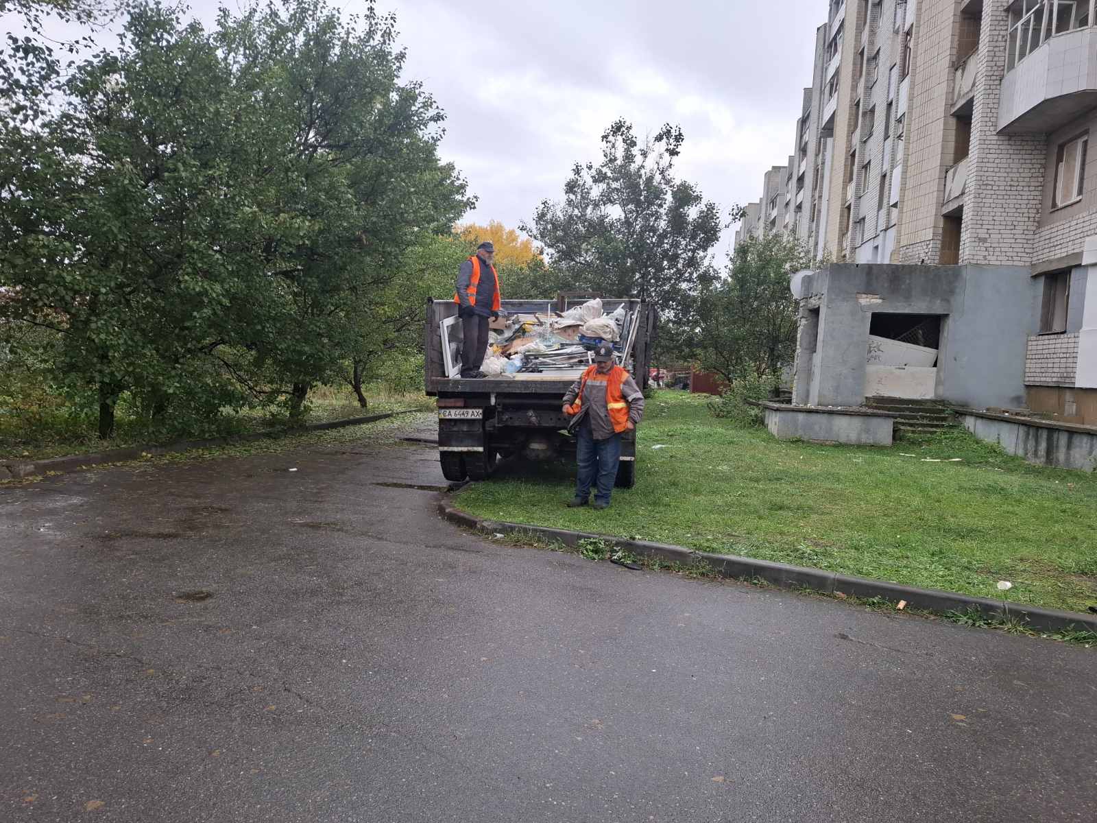У Каневі тривають роботи з ліквідації наслідків обстрілу - фото 5