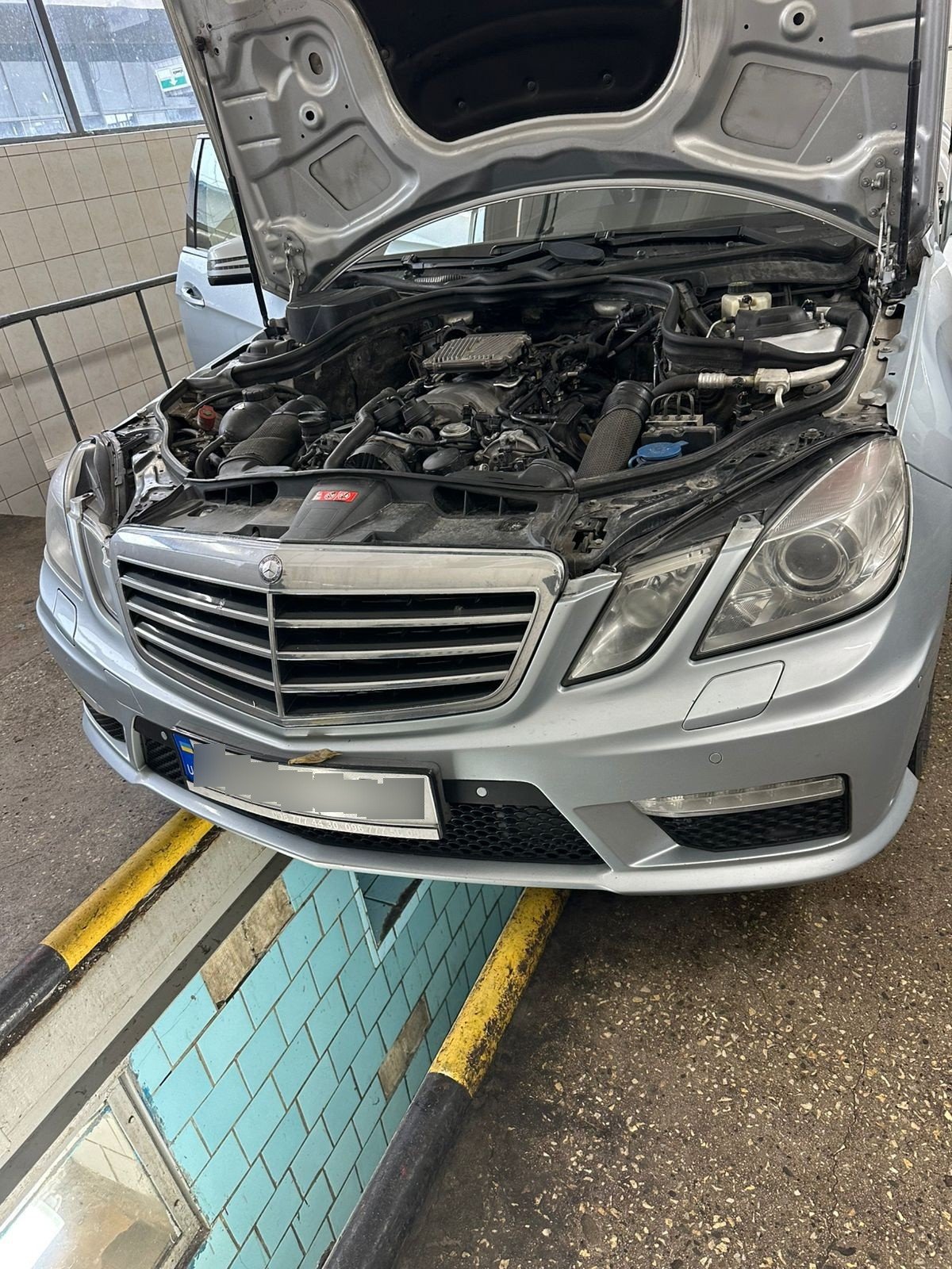 Майже мільйон доларів везла українка під капотом Mercedes. Відео