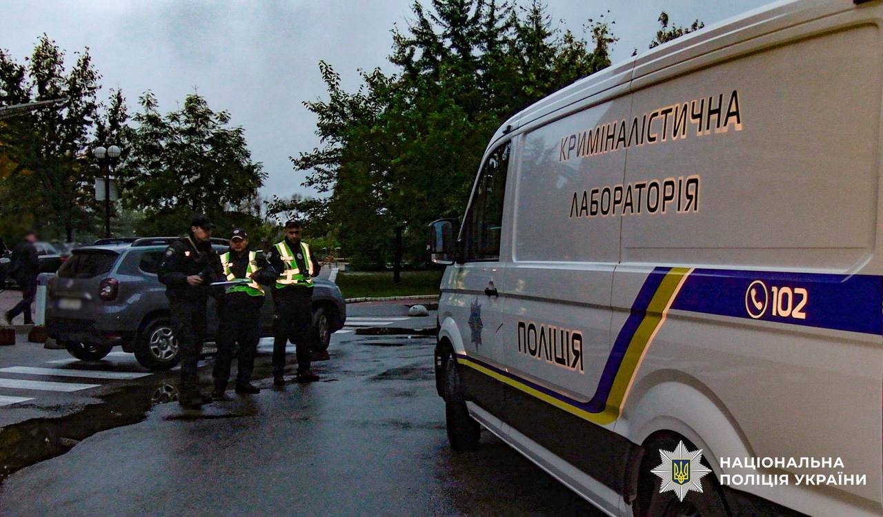 У Києві в автомобілі виявили блогера з вогнепальним пораненням голови