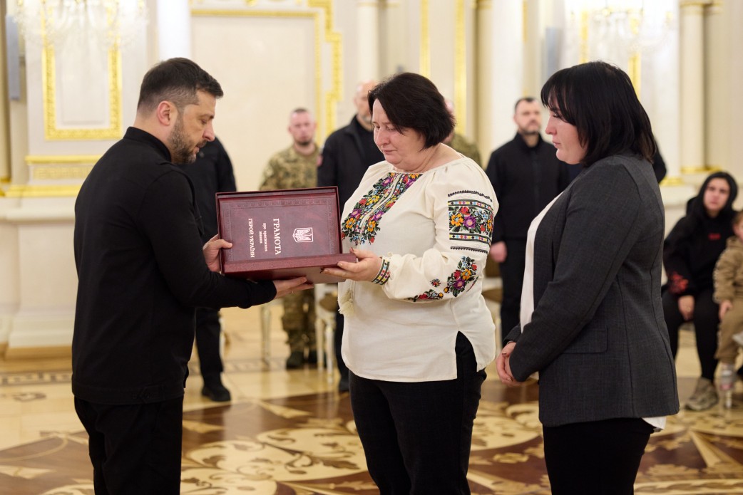 Президент вручив ордени «Золота Зірка» Героям України та передав нагороди рідним загиблих Героїв - фото 2