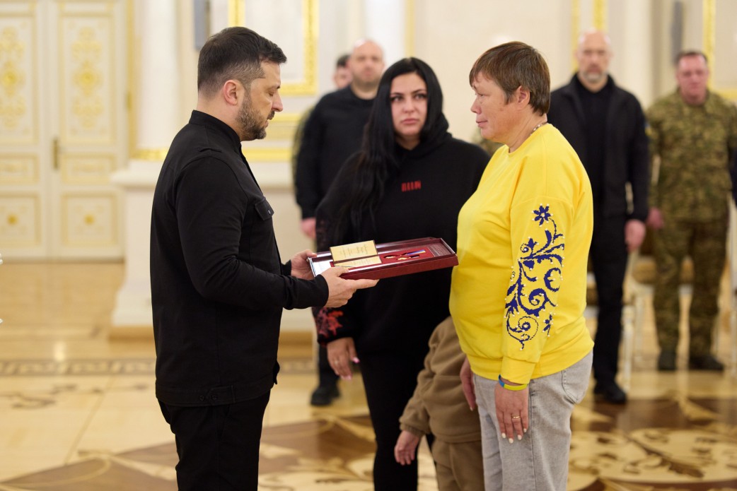 Президент вручив ордени «Золота Зірка» Героям України та передав нагороди рідним загиблих Героїв - фото 3