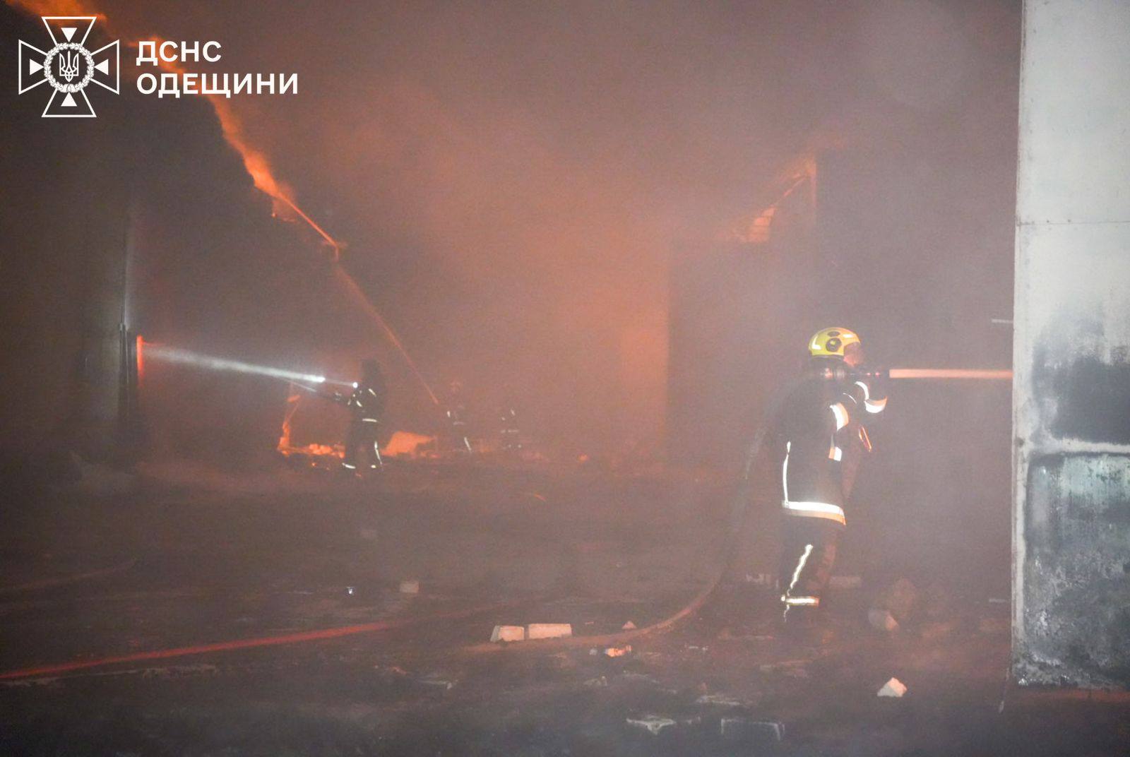 Склади із текстилем згоріли на Одещині внаслідок обстрілу - фото 2
