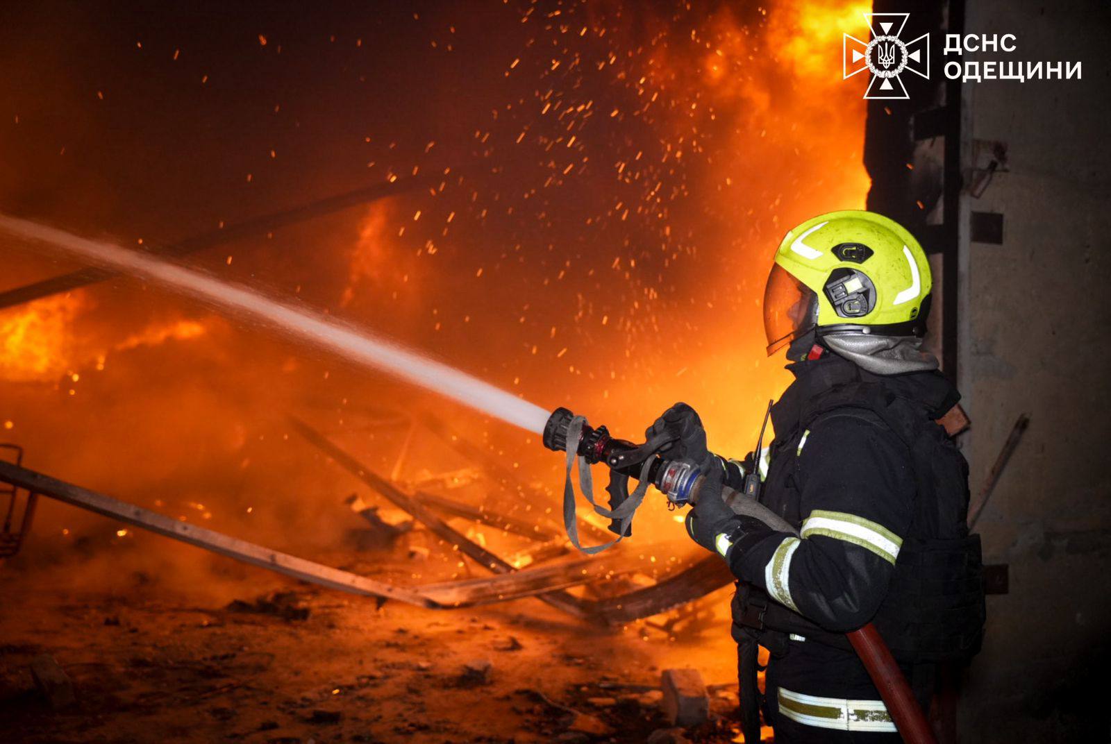 Склади із текстилем згоріли на Одещині внаслідок обстрілу - фото 3