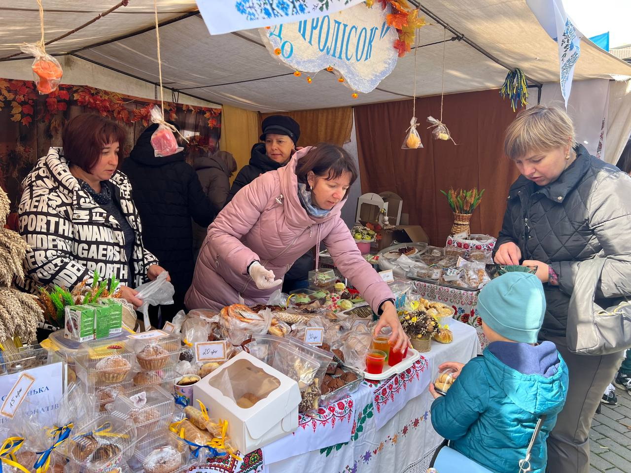 На Вінниччині, до Дня хліба, на благодійному ярмарку зібрали понад 600 тис для ЗСУ - фото 26