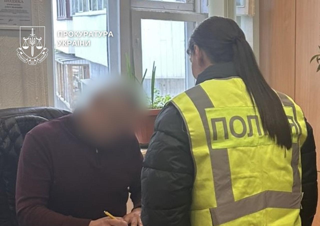 У Києві посадовця КП ШЕУ підозрюють у розтраті 1,5 млн грн під час закупівлі антипаркувальних стовпчиків