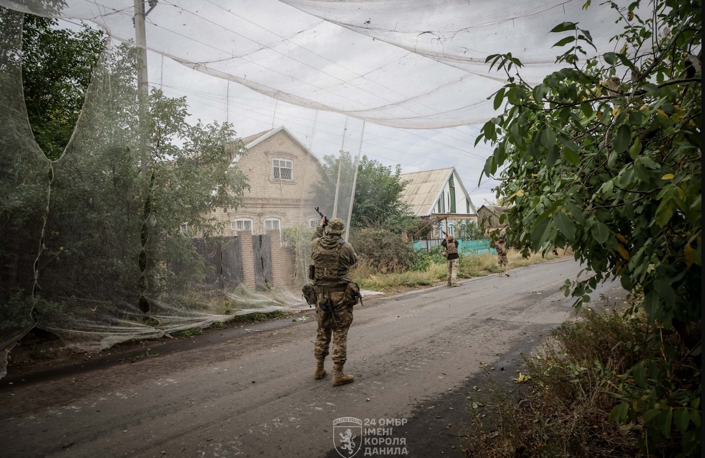 Дороги Костянтинівки закривають сітками, щоб захистити від дронів. Фото - фото 10