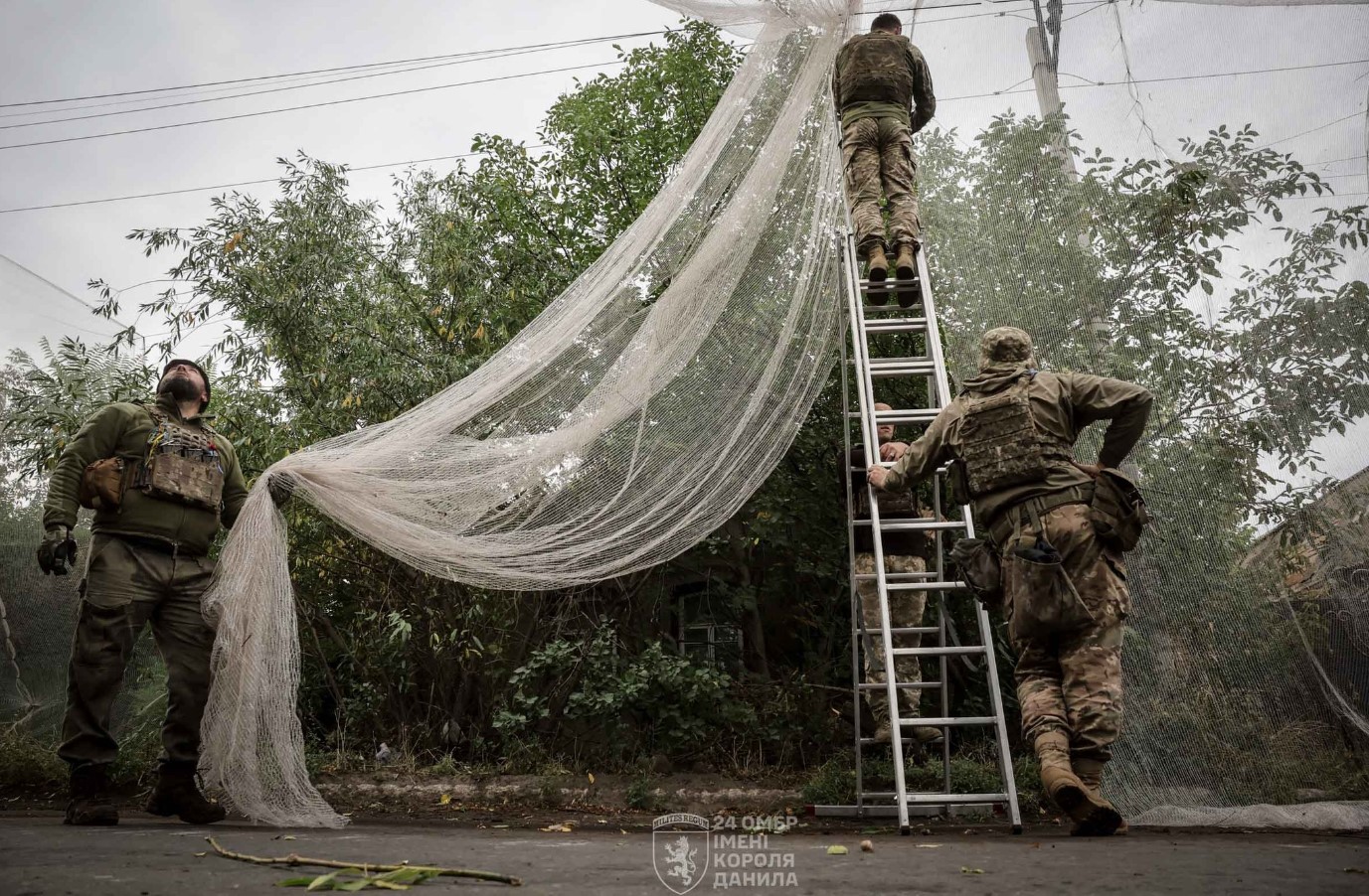 Дороги Костянтинівки закривають сітками, щоб захистити від дронів. Фото - фото 4