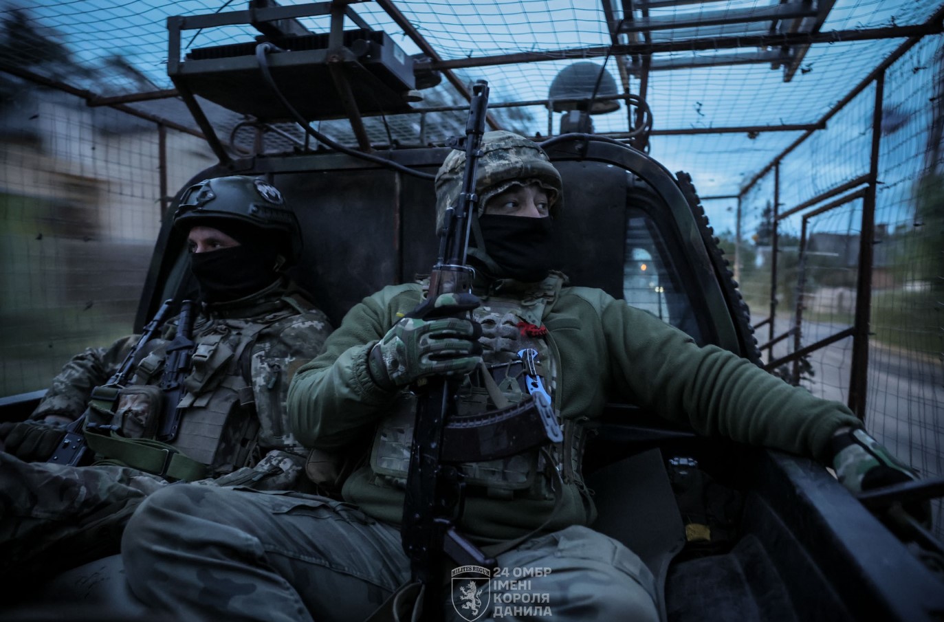 Дороги Костянтинівки закривають сітками, щоб захистити від дронів. Фото - фото 5