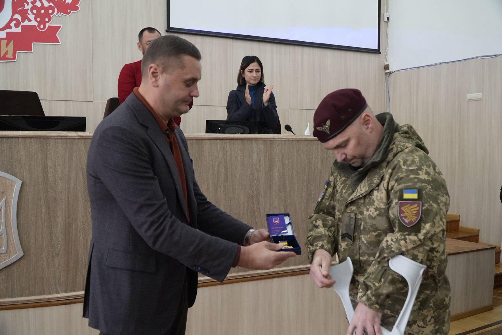Молодшого сержанта Віталія Пономаренка у Черкасах нагородили знаком «За мужність і героїзм»