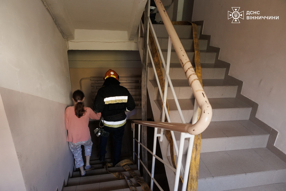 У Вінниці з палаючої квартири пожежники врятували 11-річну дівчинку - фото 3
