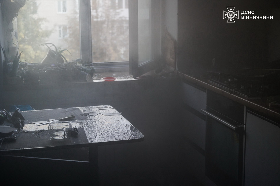 У Вінниці з палаючої квартири пожежники врятували 11-річну дівчинку - фото 4