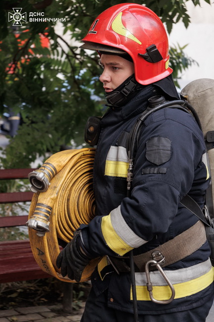 У Вінниці з палаючої квартири пожежники врятували 11-річну дівчинку - фото 5