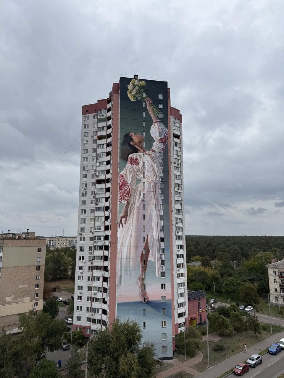 На ДВРЗ створили мурал «Вільна»