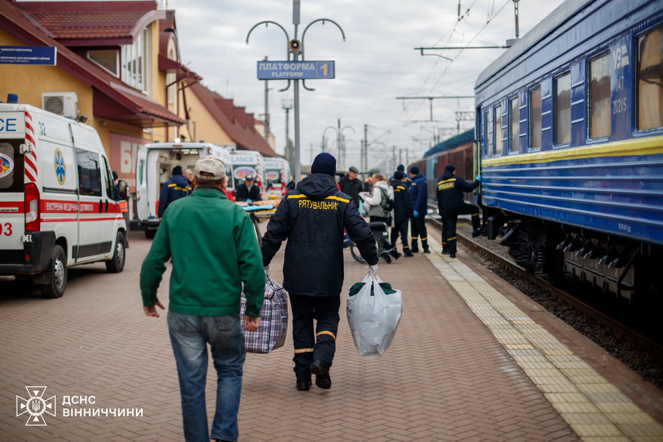 До Вінниці прибув евакуаційний потяг із переселенцями - фото 4