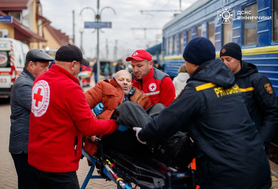 До Вінниці прибув евакуаційний потяг із переселенцями - фото 5