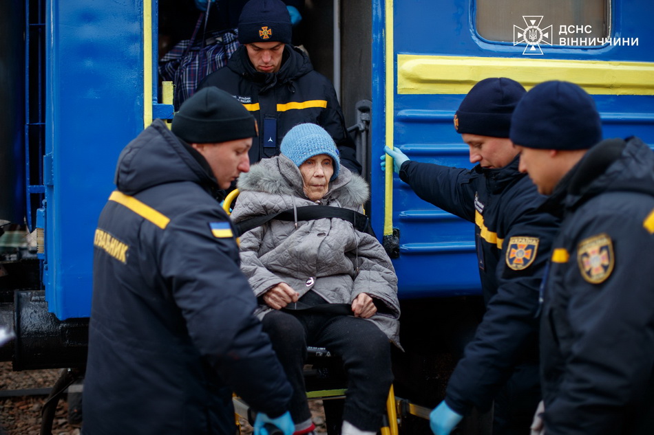 До Вінниці прибув евакуаційний потяг із переселенцями - фото 7