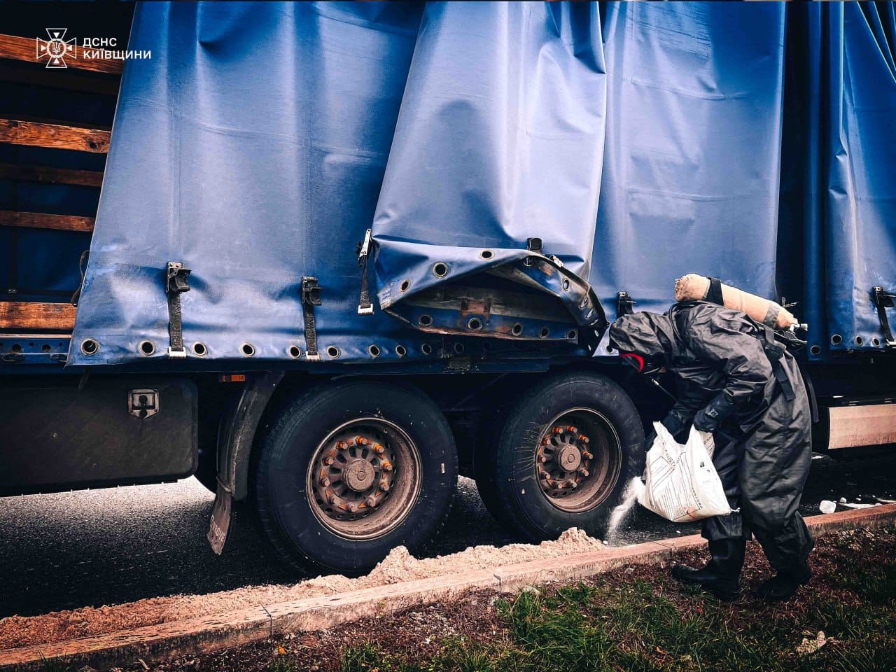 На Київщині рятувальники ліквідували витік хімічної речовини - фото 4