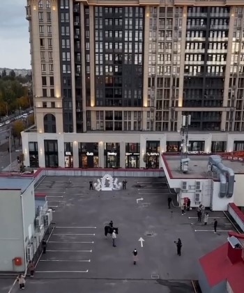 Кінь, дах кінотеатру і освідчення: у Вінниці дівчині зробили незвичну пропозицію - фото 2