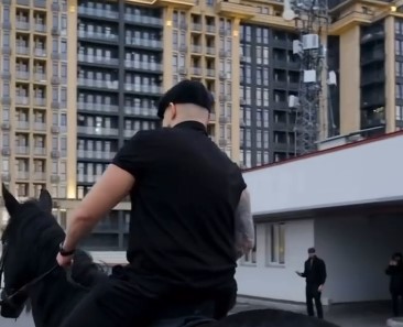 Кінь, дах кінотеатру і освідчення: у Вінниці дівчині зробили незвичну пропозицію - фото 3