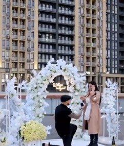 Кінь, дах кінотеатру і освідчення: у Вінниці дівчині зробили незвичну пропозицію - фото 4