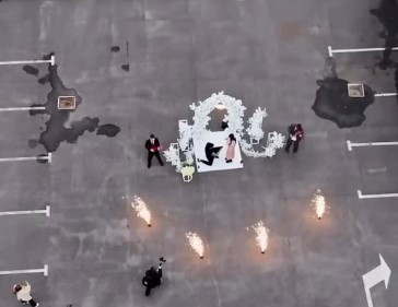 Кінь, дах кінотеатру і освідчення: у Вінниці дівчині зробили незвичну пропозицію - фото 5