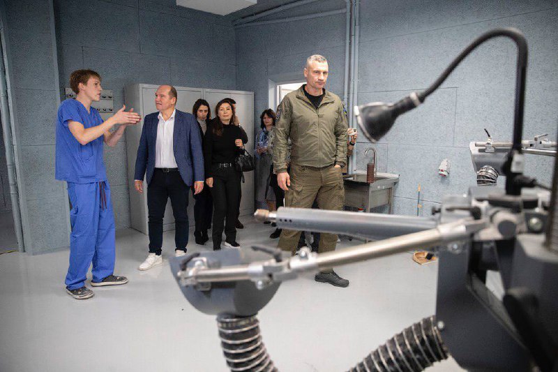 Мер Брюсселя відвідав київський центр протезування «Human Titans»