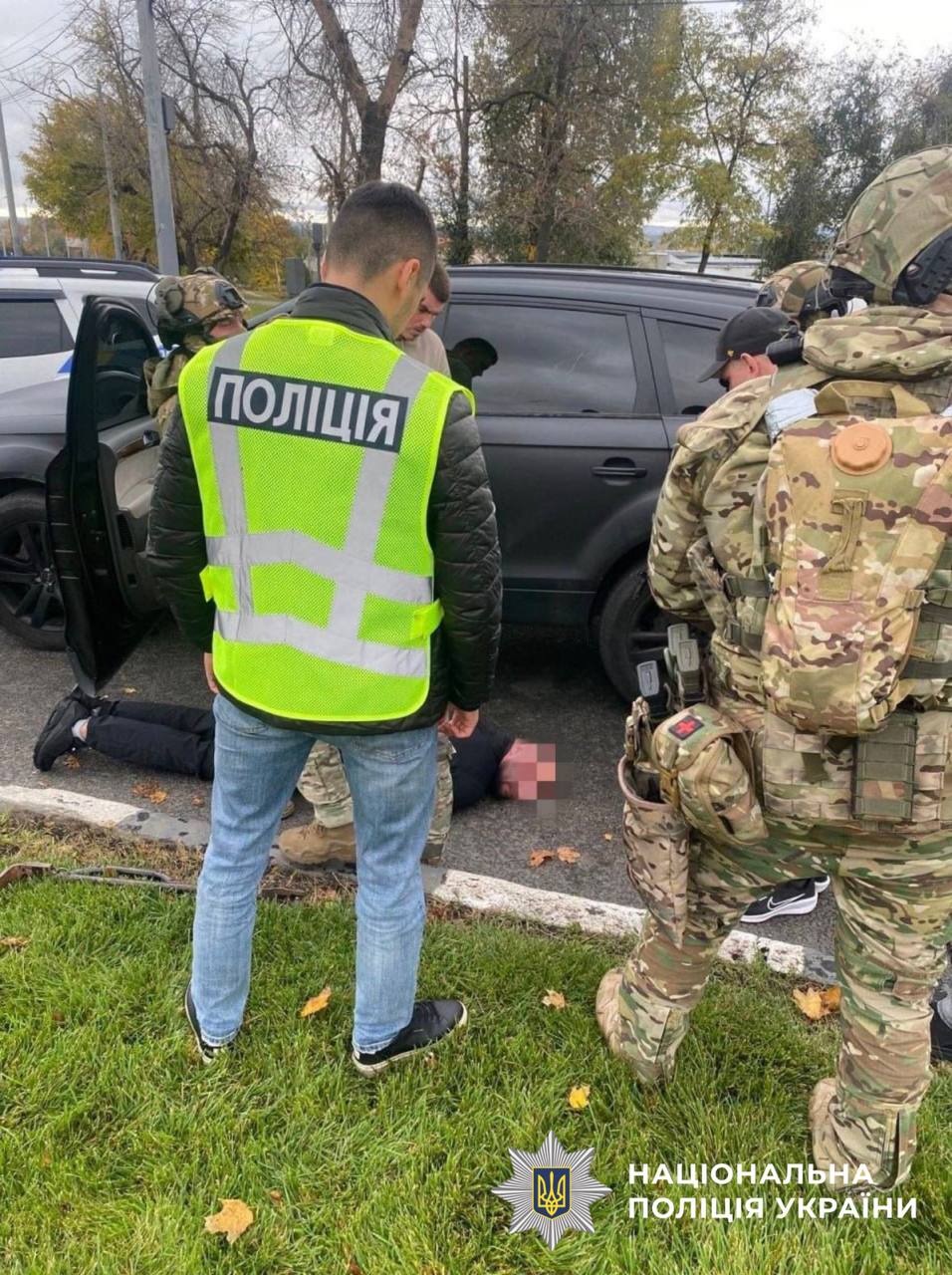 Назвалися працівниками ТЦК і заштовхали в бус: викрили банду, у якій був військовий