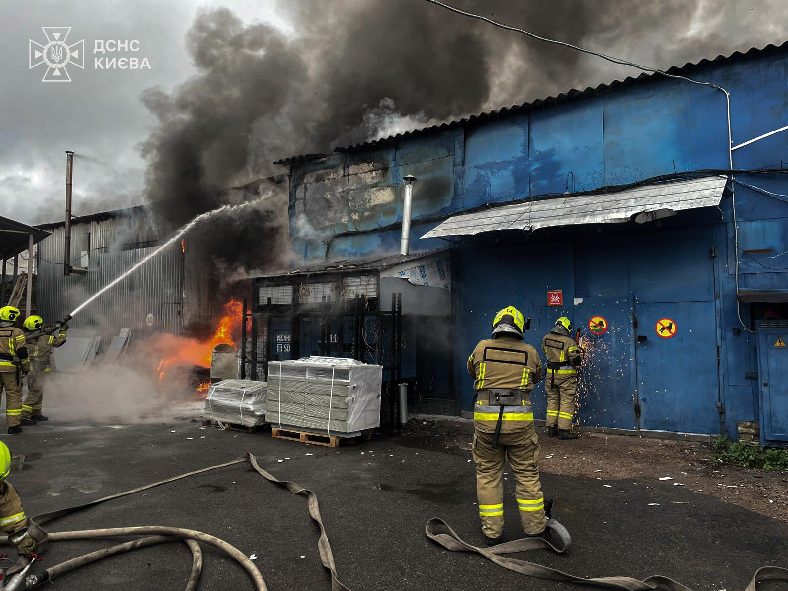 У Києві рятувальники ліквідували пожежу у складській будівлі