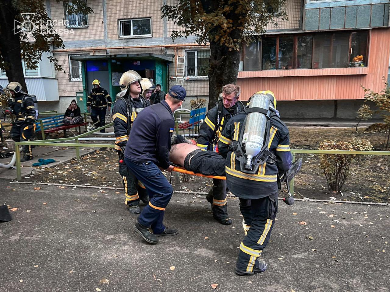 У Києві під час пожежі в багатоповерхівці врятували 7 людей, серед них 3 дітей - фото 2