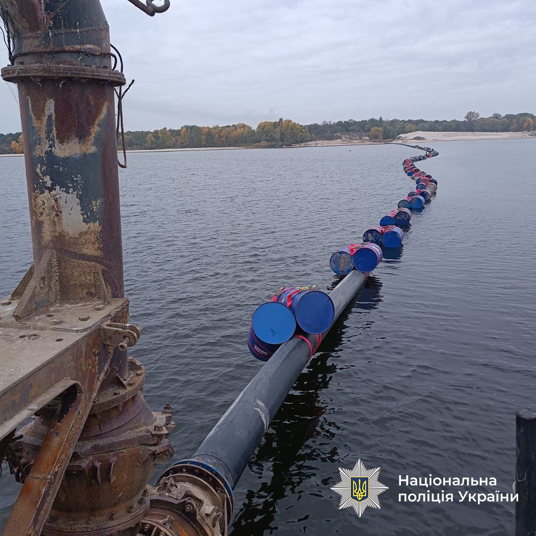 Поліцейські ліквідували незаконний намив понад 30 тисяч тонн піску на Кременчуцькому водосховищі - фото 2