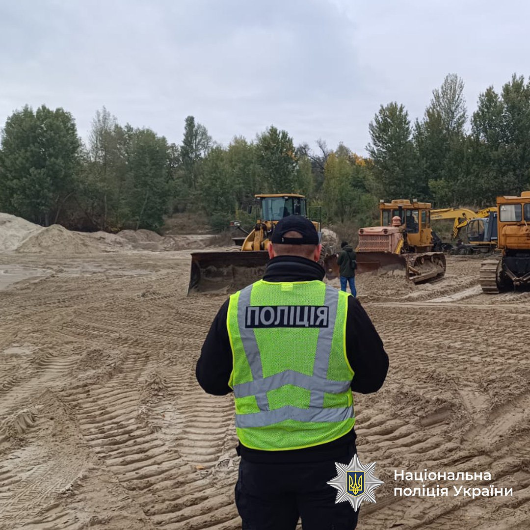 Поліцейські ліквідували незаконний намив понад 30 тисяч тонн піску на Кременчуцькому водосховищі - фото 3