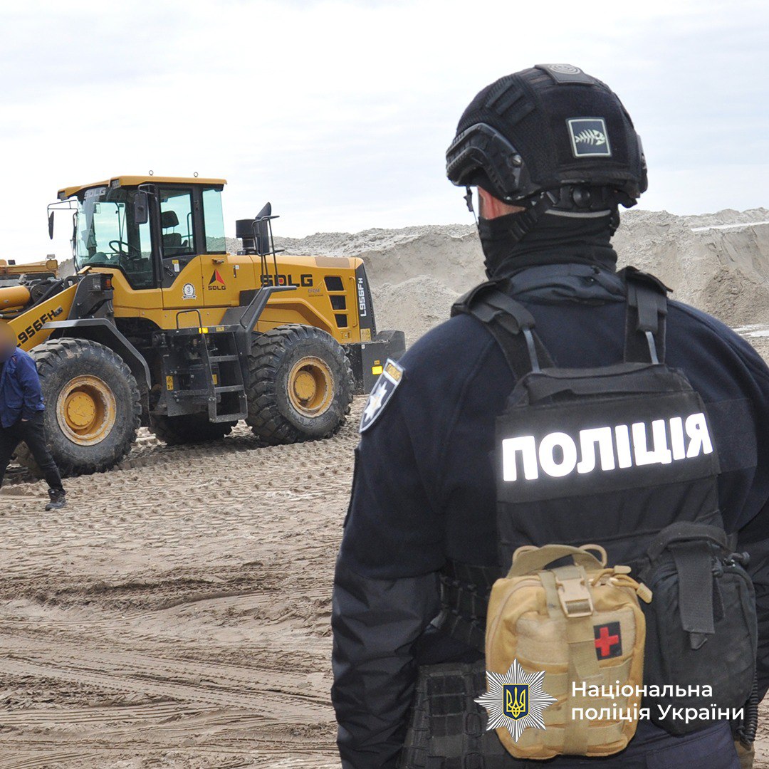 Поліцейські ліквідували незаконний намив понад 30 тисяч тонн піску на Кременчуцькому водосховищі - фото 4