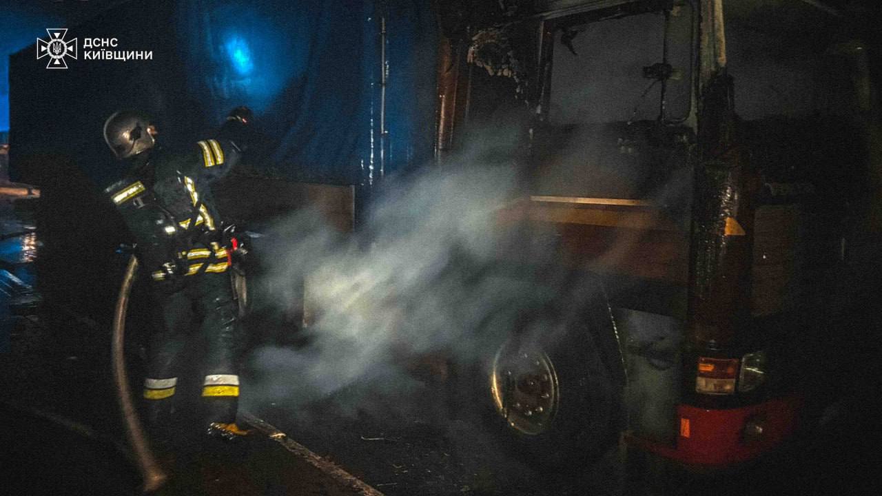 В Ірпені рятувальники ліквідували загорання вантажівки, постраждала жінка