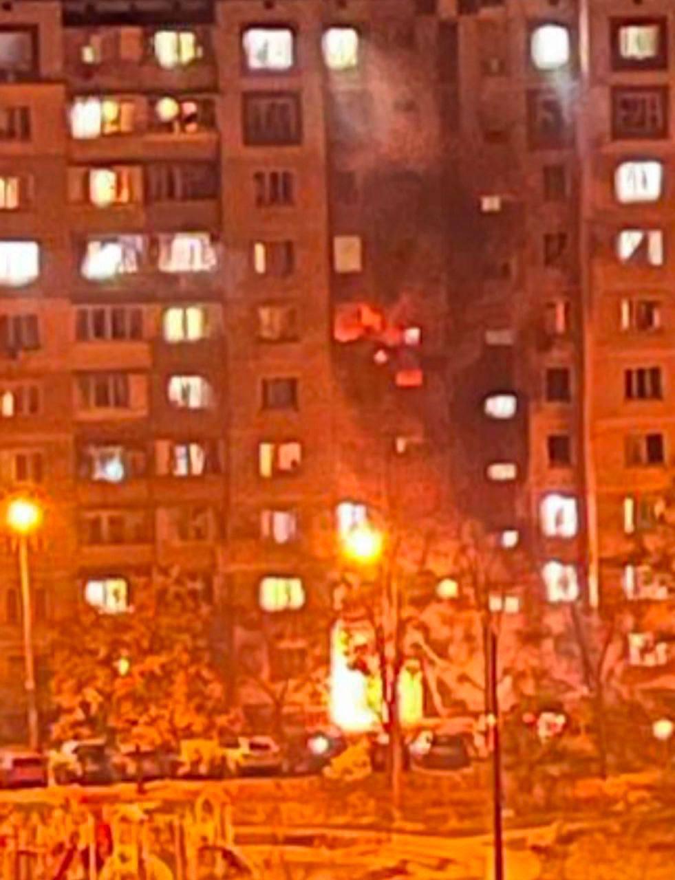 Багатоповерхівки горять у Києві внаслідок падіння уламків, є жертви