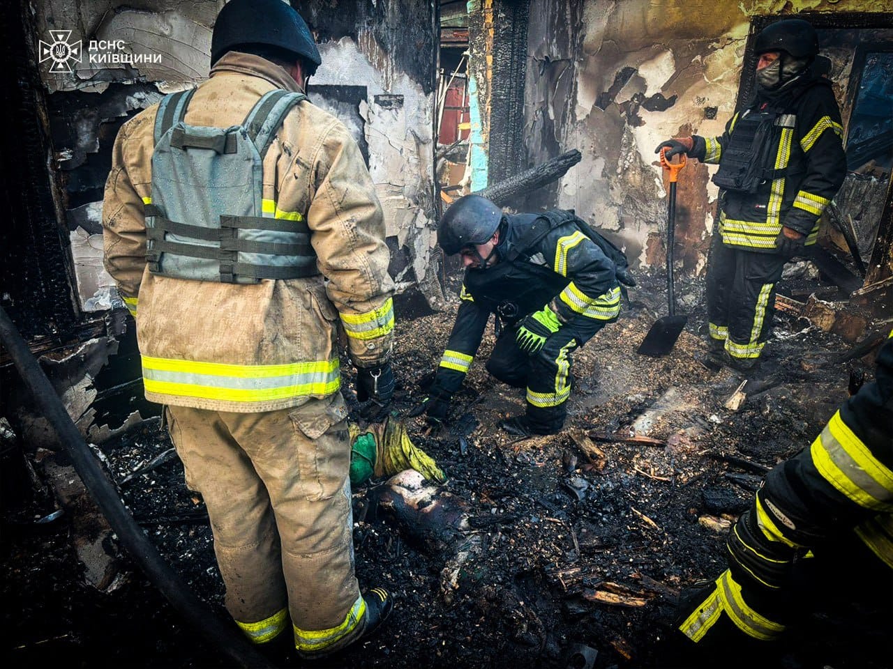 Наслідки атаки на Київщину: ФОТО від ДСНС - фото 7
