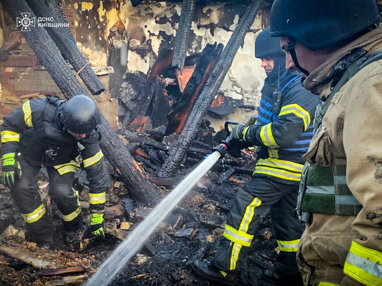 Наслідки атаки на Київщину: ФОТО від ДСНС - фото 2