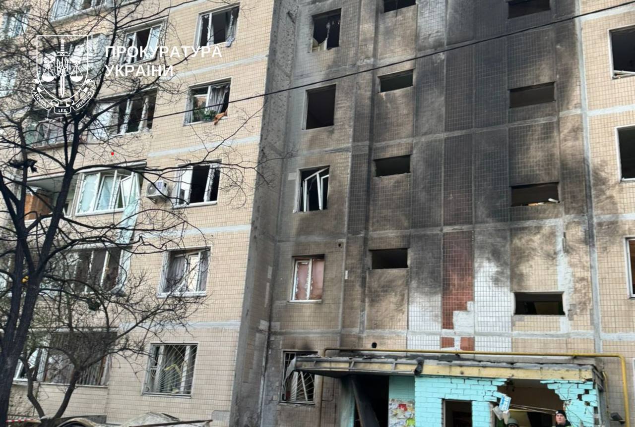 Двоє загиблих, 21 постраждалий: прокуратура розслідує воєнний злочин рф у Києві
