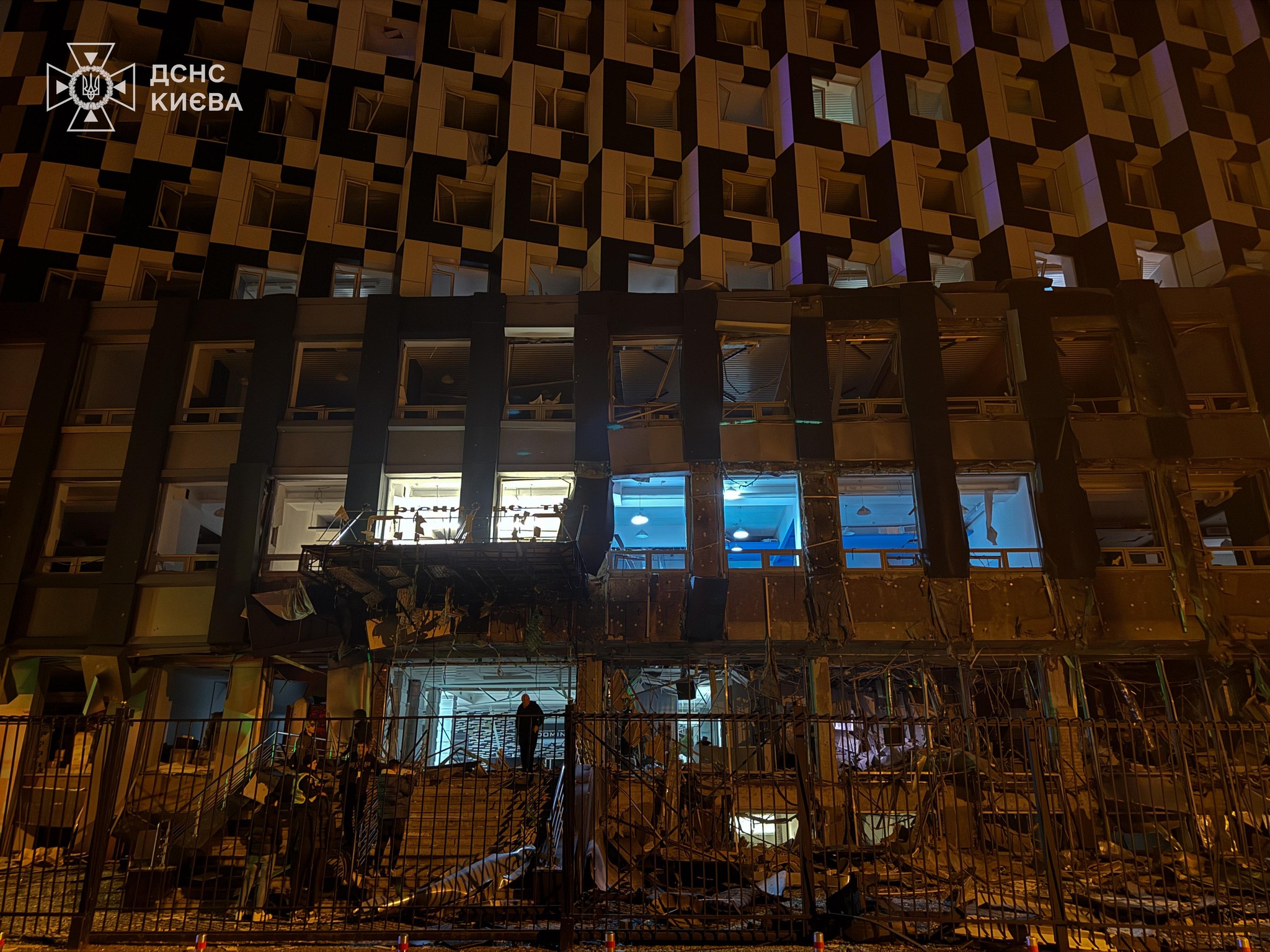 Атака на Київ: прямі влучання дронів в будинки, є постраждалі - фото 14