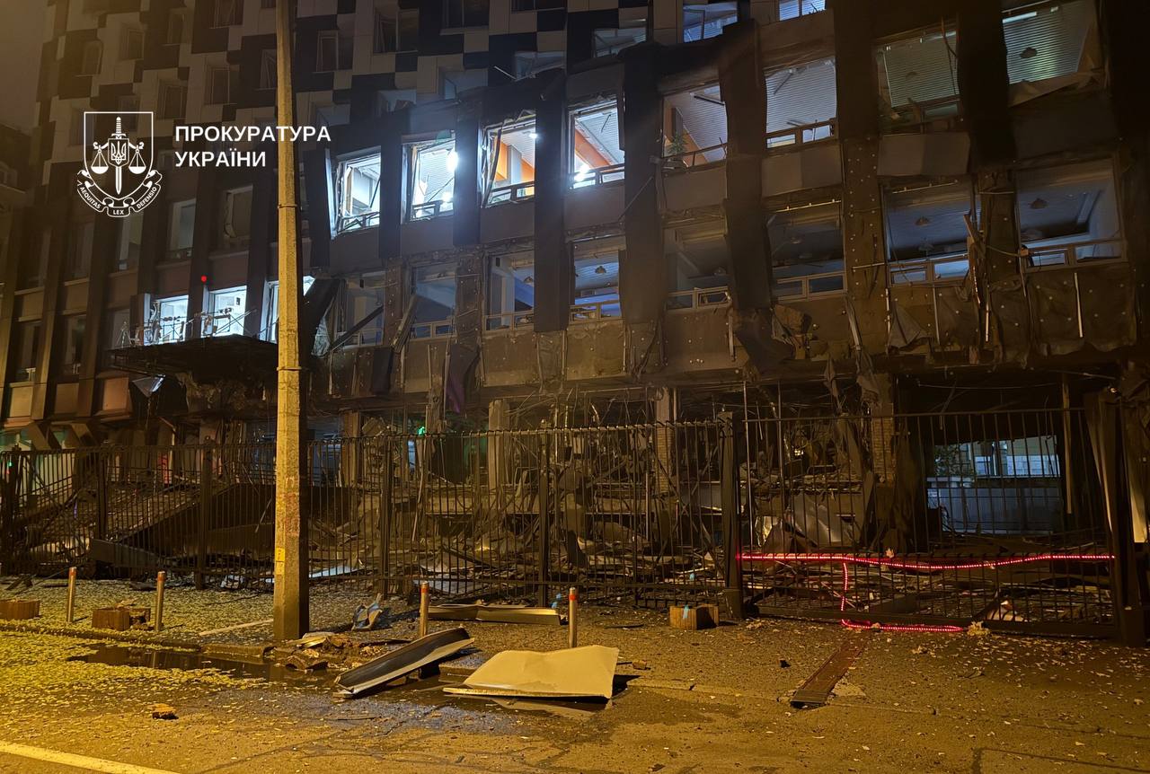 Три мікрорайони Києва постраждали під час обстрілу, 2 людей у важкому стані - фото 2