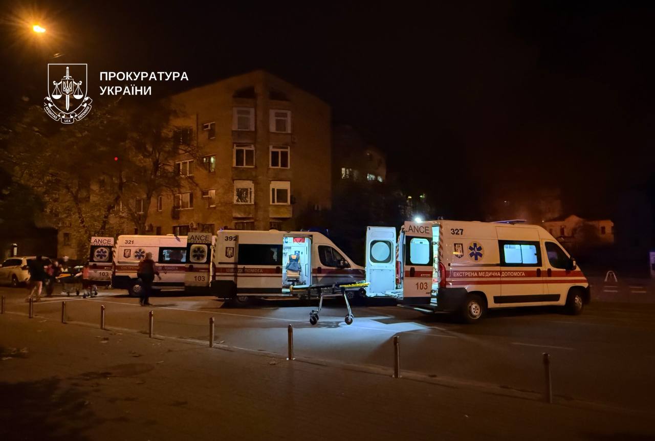 Три мікрорайони Києва постраждали під час обстрілу, 2 людей у важкому стані - фото 3