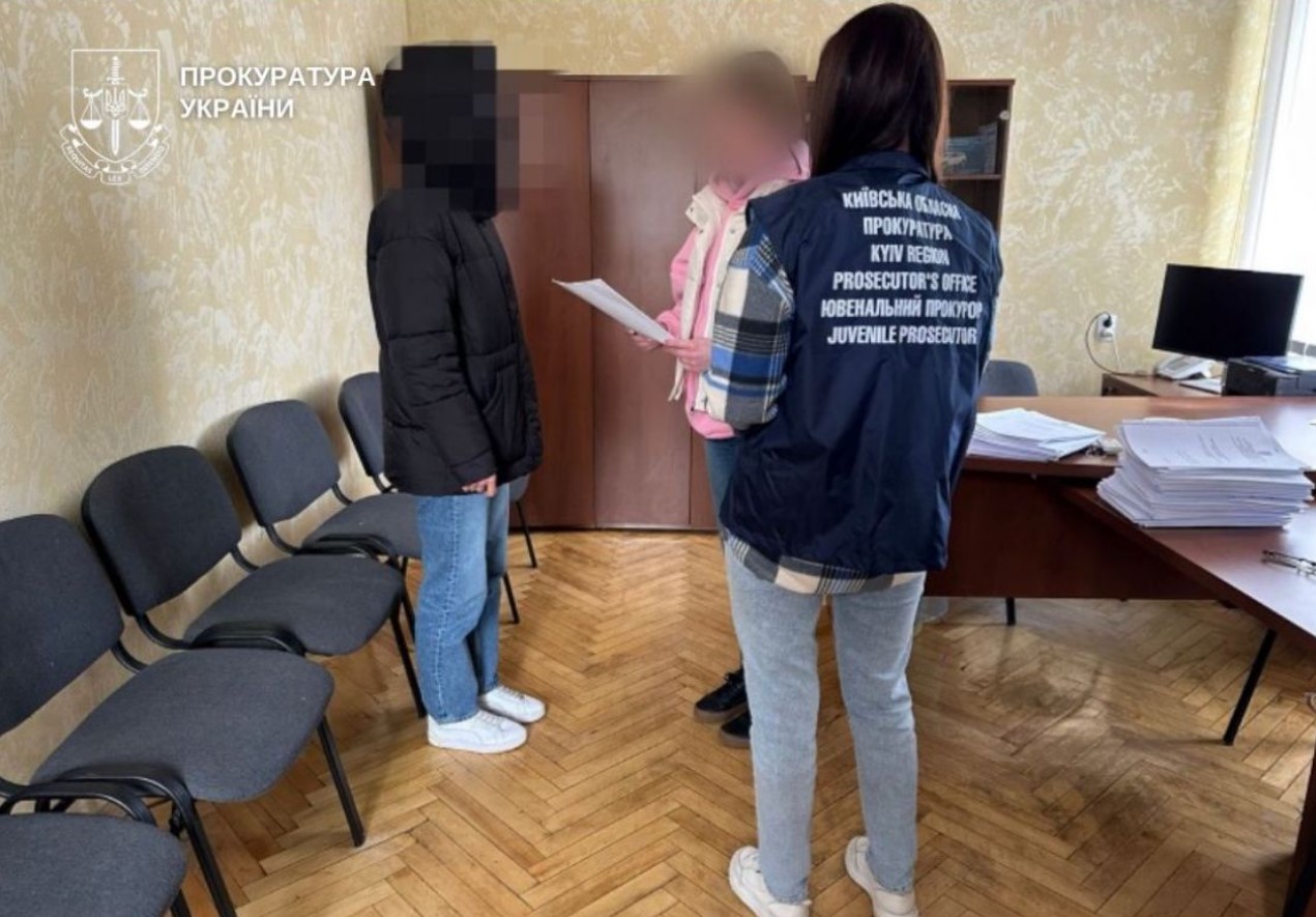 На Київщині мама допомагала співмешканцю ґвалтувати власну доньку
