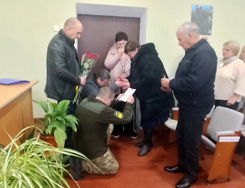 На Вінниччині матері полеглого воїна передали державну нагороду - фото 4